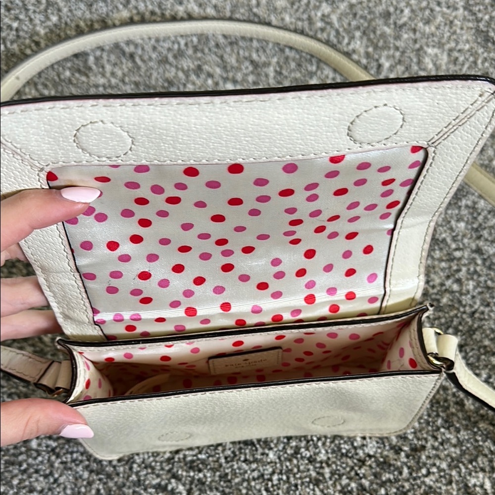 Kate Spade Cream Crossbody Bag with Sleek Design - Picture 3 of 4
